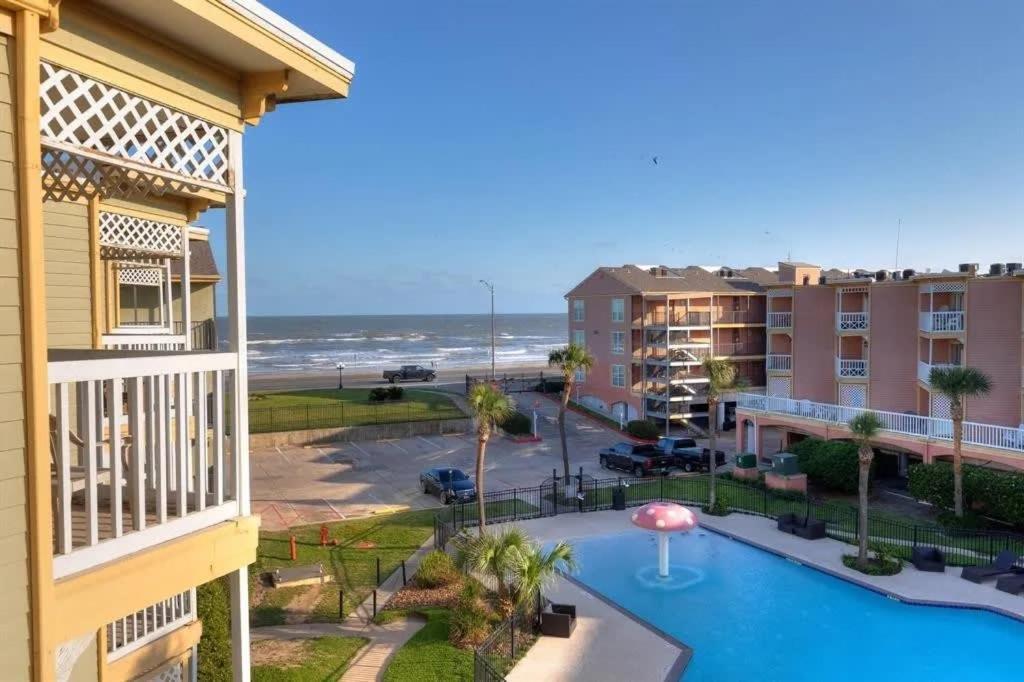 Appartamento Beautiful Ocean Views At The Victorian Galveston Esterno foto